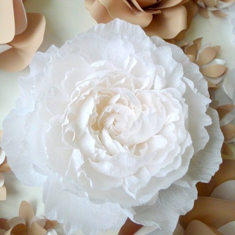 Бумажный цветок для оформления "Белый пион"